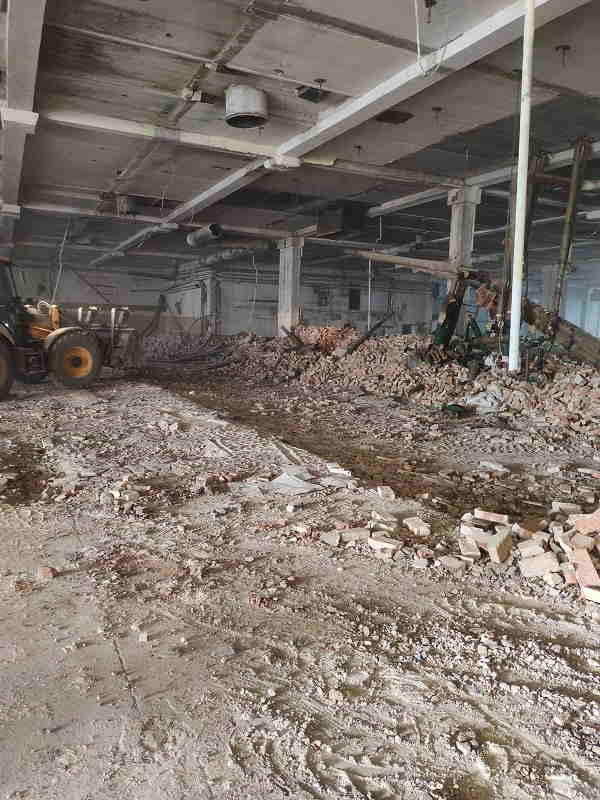 Снос аварийного здания с соблюдением техники безопасности